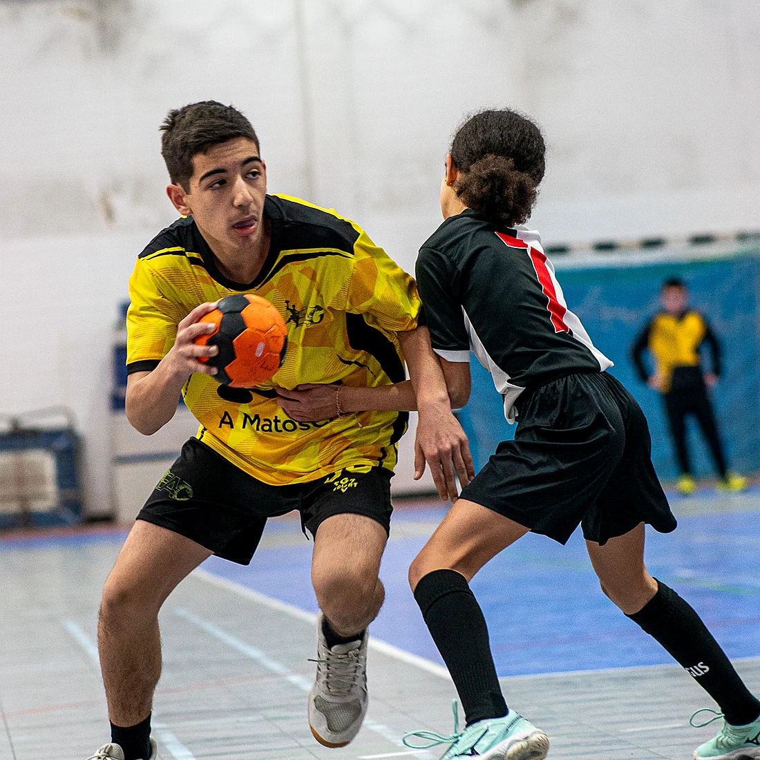 Atleta do Évora Andebol Clube em duelo durante um jogo