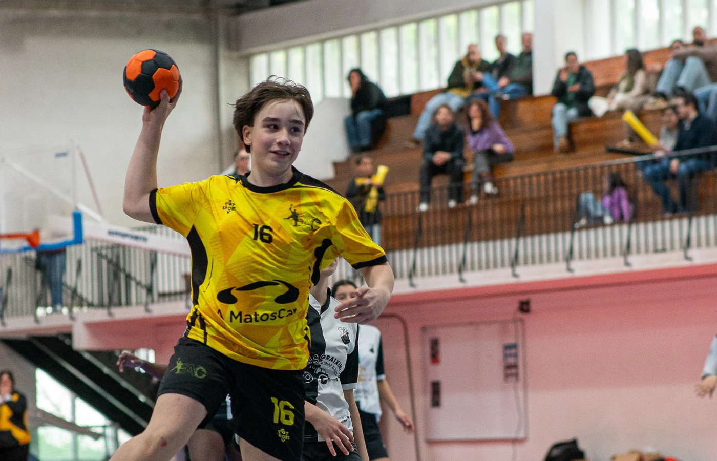 Atleta jovem do Évora Andebol Clube em ação