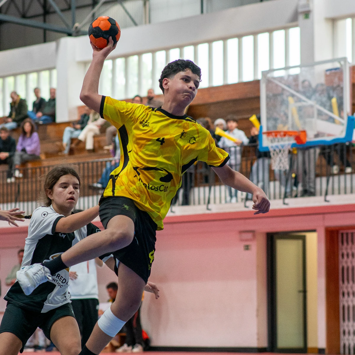 Jovem atleta do Évora Andebol Clube em suspensão para rematar