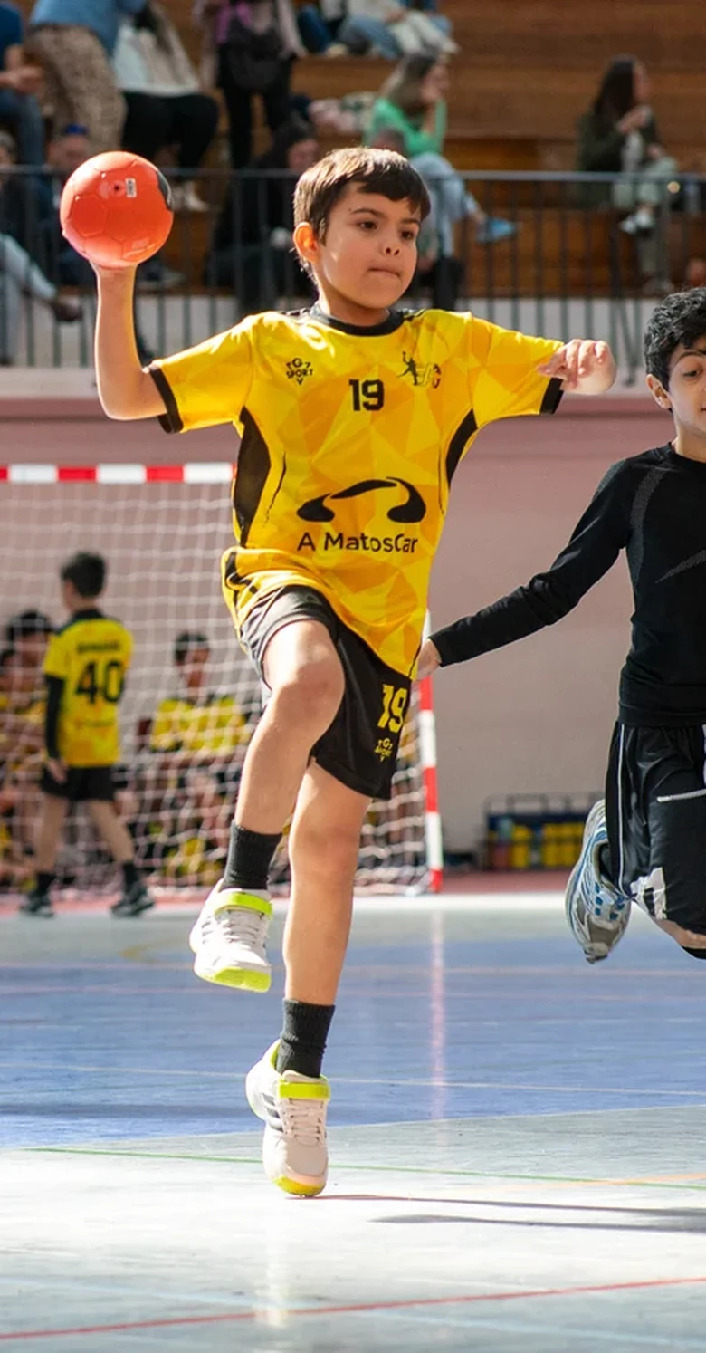 Jovens atletas do Évora Andebol Clube em jogo