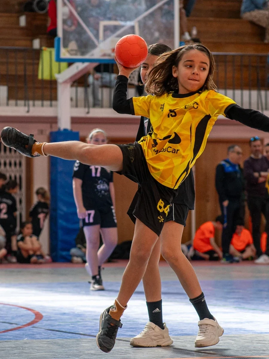 Jovens atletas do Évora Andebol Clube em jogo